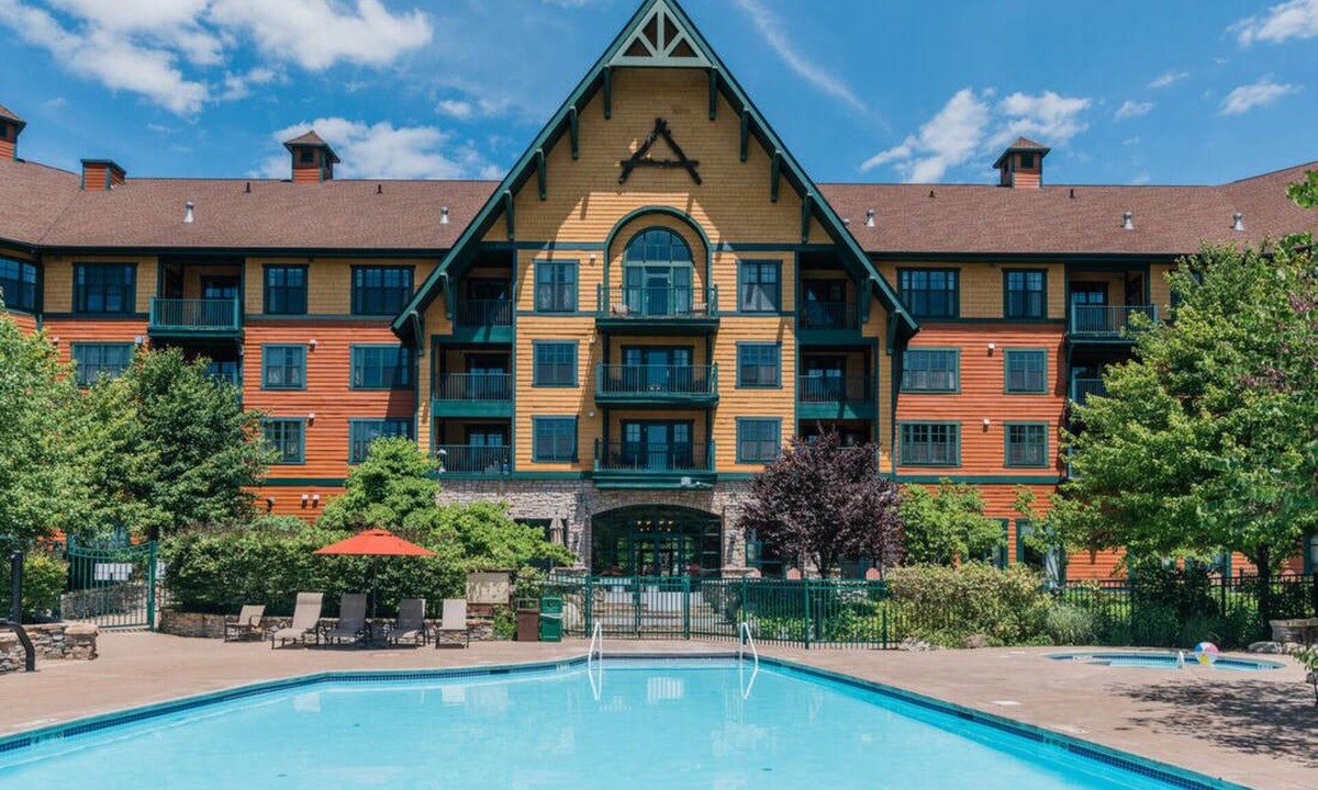 Vernon Condo | PERFECT RETREAT! Upgraded 1 bd condo; ski/hike/heated pool/hot tub, wineries!