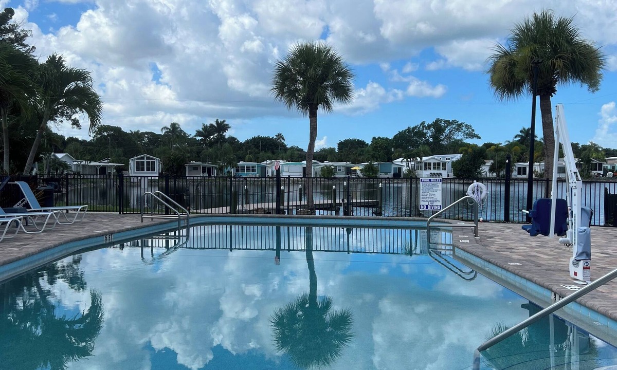 North Naples Cottage | Pet friendly 2 bedroom in beautiful north Naples only 3 miles from the beach