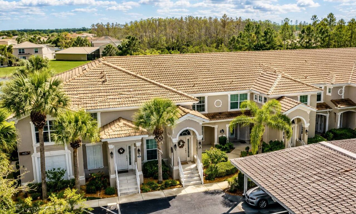 Fort Myers Condo | Pet-Friendly 2BR/2BA Ground-Floor Condo with Lake View in Colonial Country Club