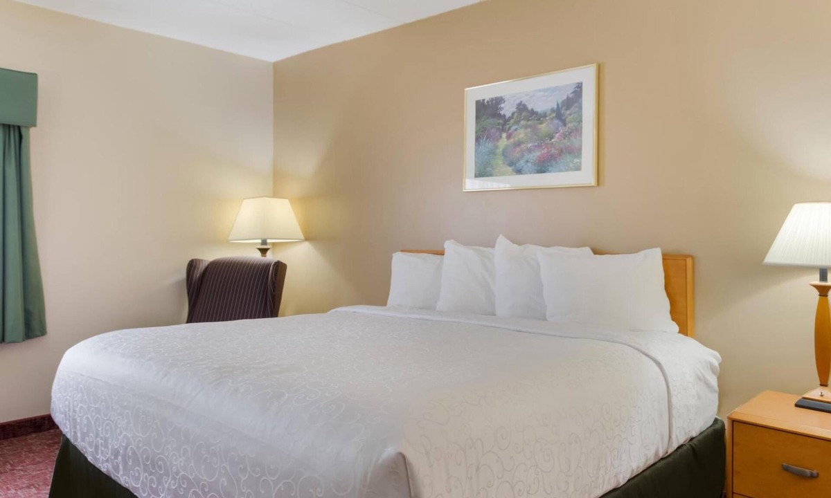 Smithfield Hotel | Pet-Friendly Room near Smithfield Crossings | Free Parking, Breakfast & Pool