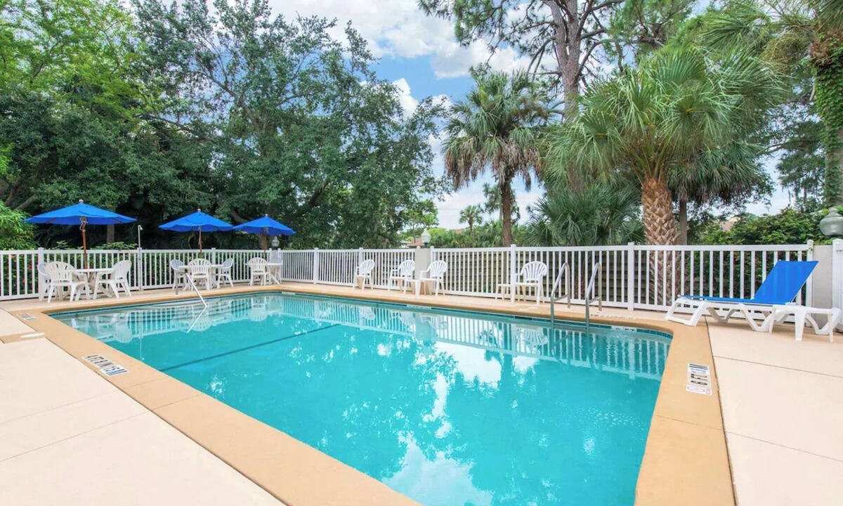 Bayou Oaks Hotel | Pet-Friendly Room Stay Close to Sarasota’s Attractions – Ideal for Families!