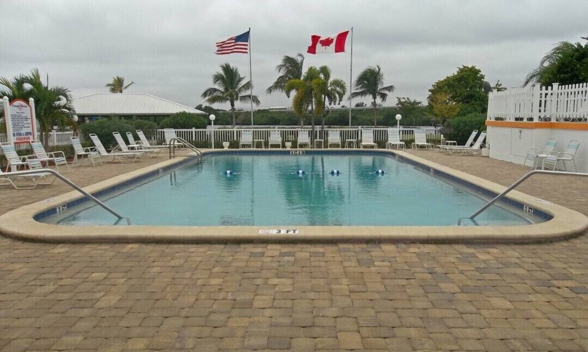 Fort Myers Resort | Pet friendly, Sleeps 6, Furnished 2br,2ba Waterfront 55+ Resort