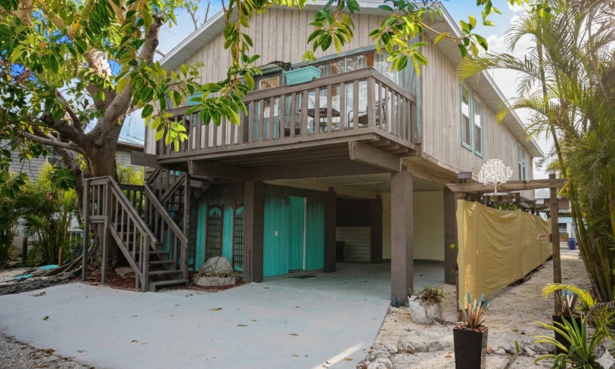 Bradenton Beach House | Pet Friendly! Steps to white sandy beaches and the bay! Discounts applied for stays longer than 7 days and 30 days!