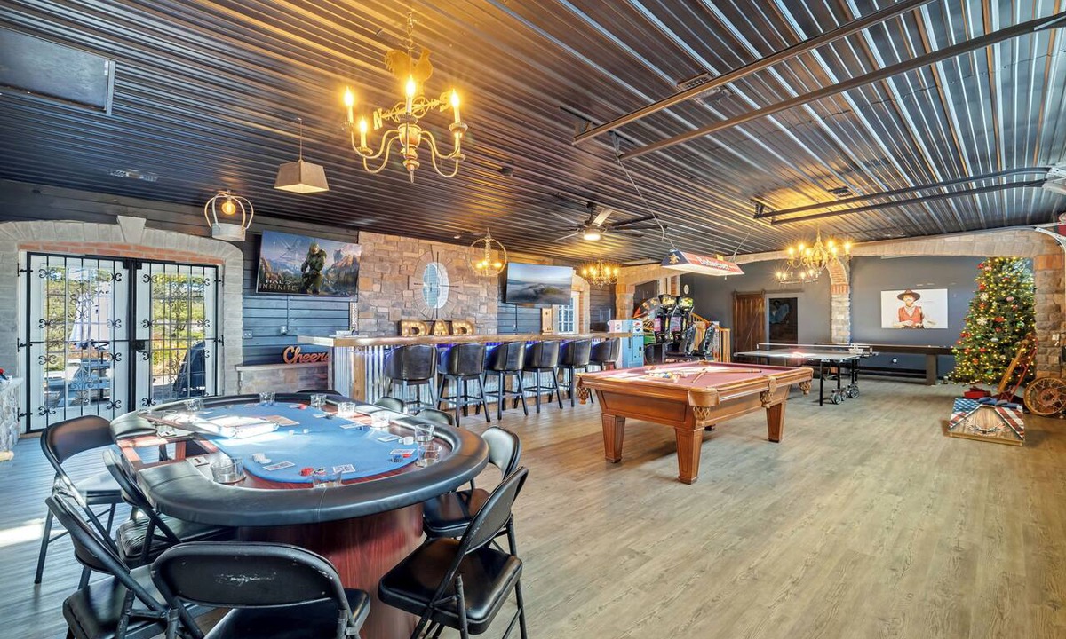 Stroudsburg Cabin | Pickleball, theater, game room, hot tub, & gym!