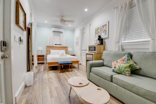 Historic Seaport Apartment | Pilar Cottage - Harbor Walk Hideaways
