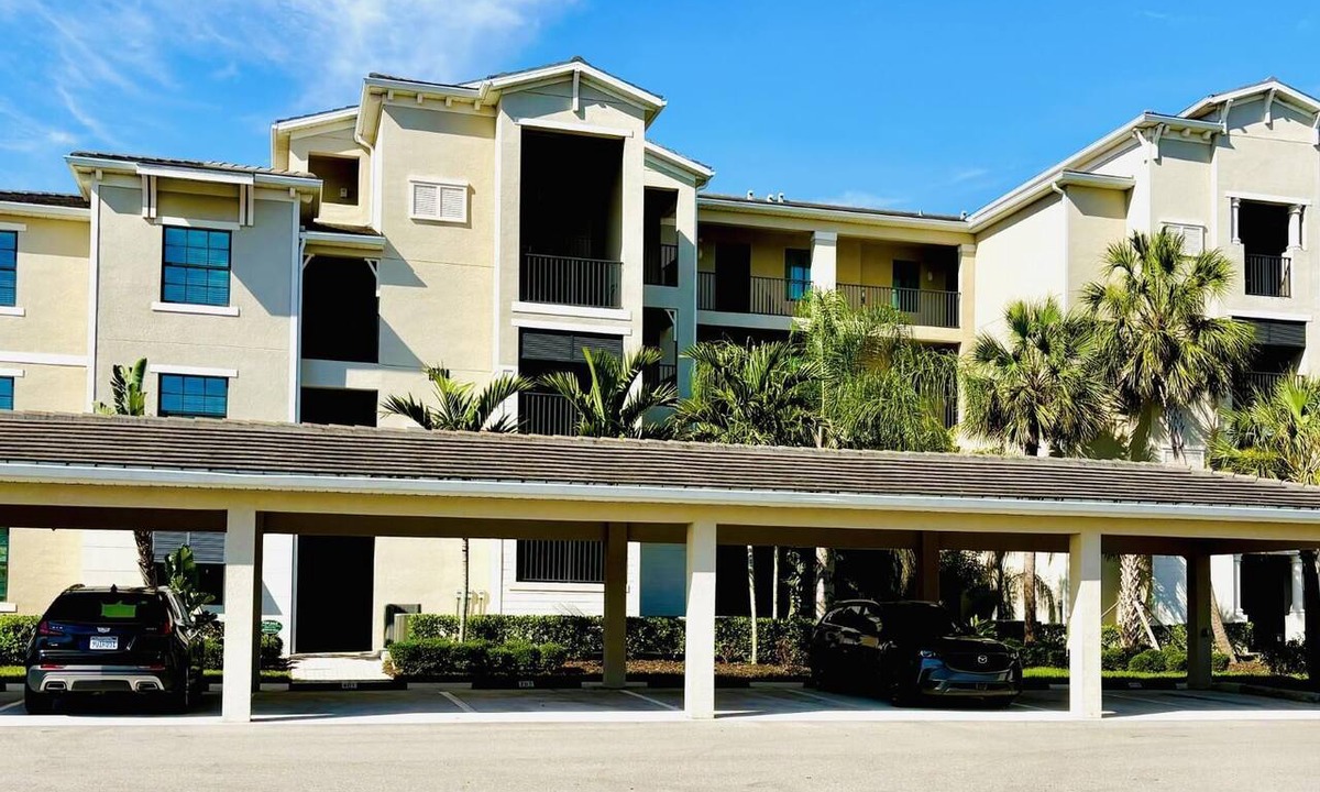 Lakewood Ranch Condo | Pin-High - Dazzling 3/bed, 2/bath with Lake and Green View