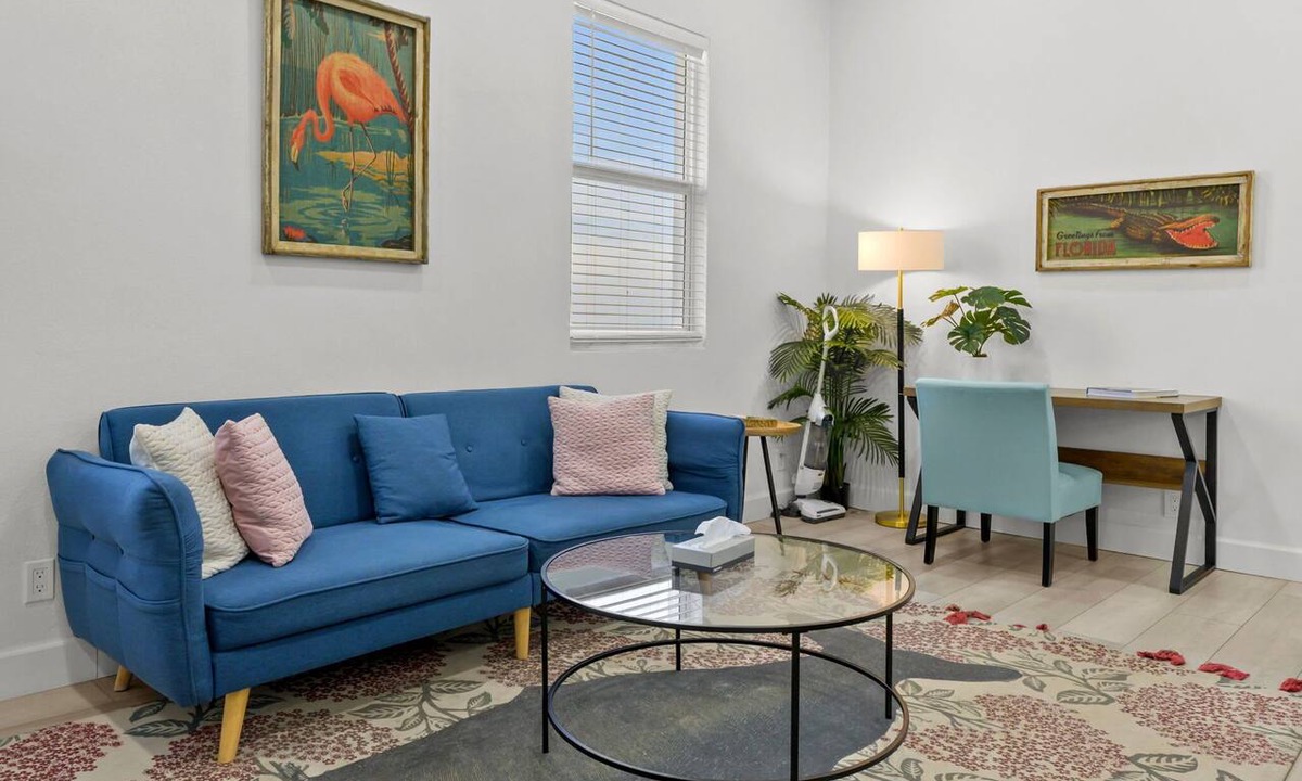Gillespie Park Apartment | Pineapple Paradise #2 13 min to Beach Fire Pit