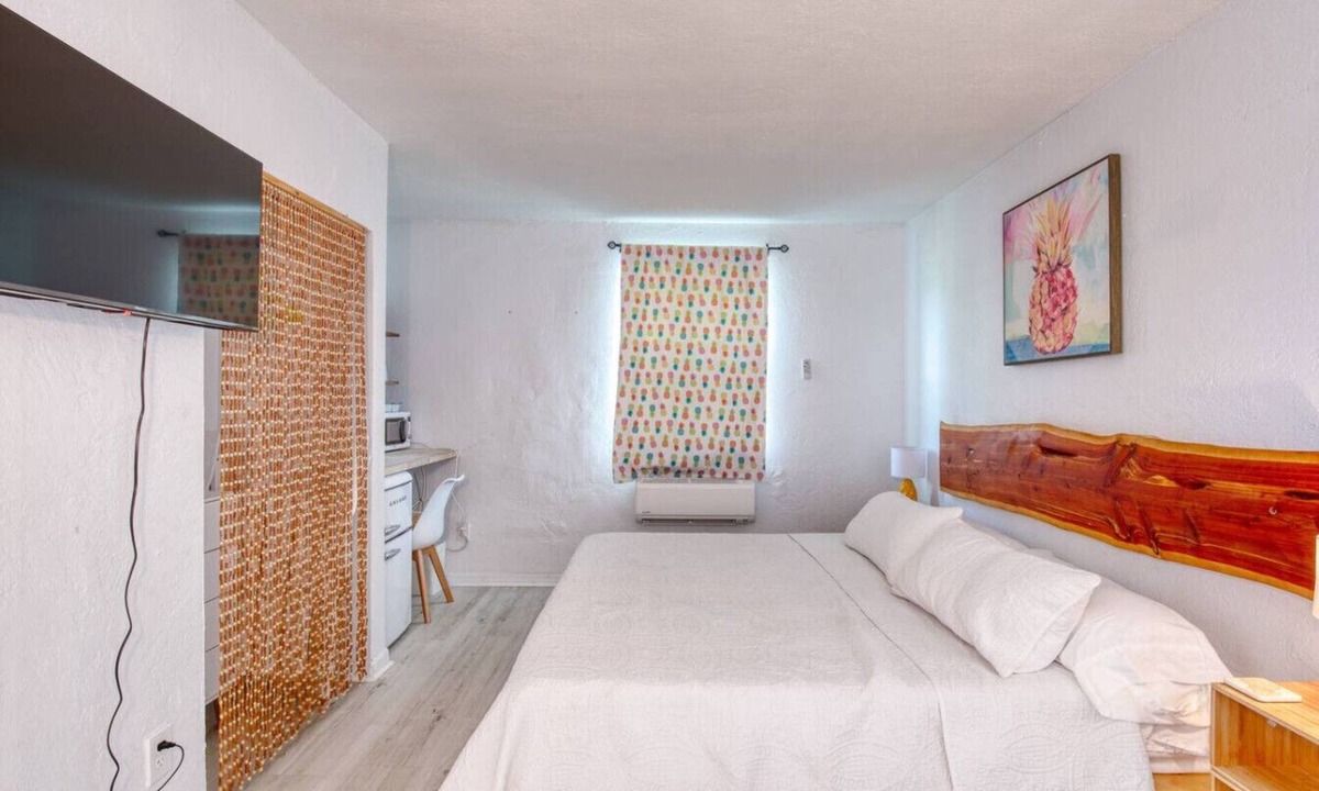 Bridgeport Heights Apartment | Pineapple Shores Retro Motel 9