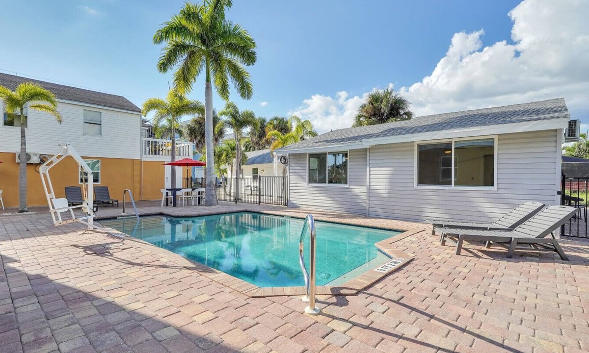 Fort Myers Beach Cottage | Pink Palm*Steps to Beach*Pool & Sofa Bed- Walk to Times Square, Fort Myers Beach
