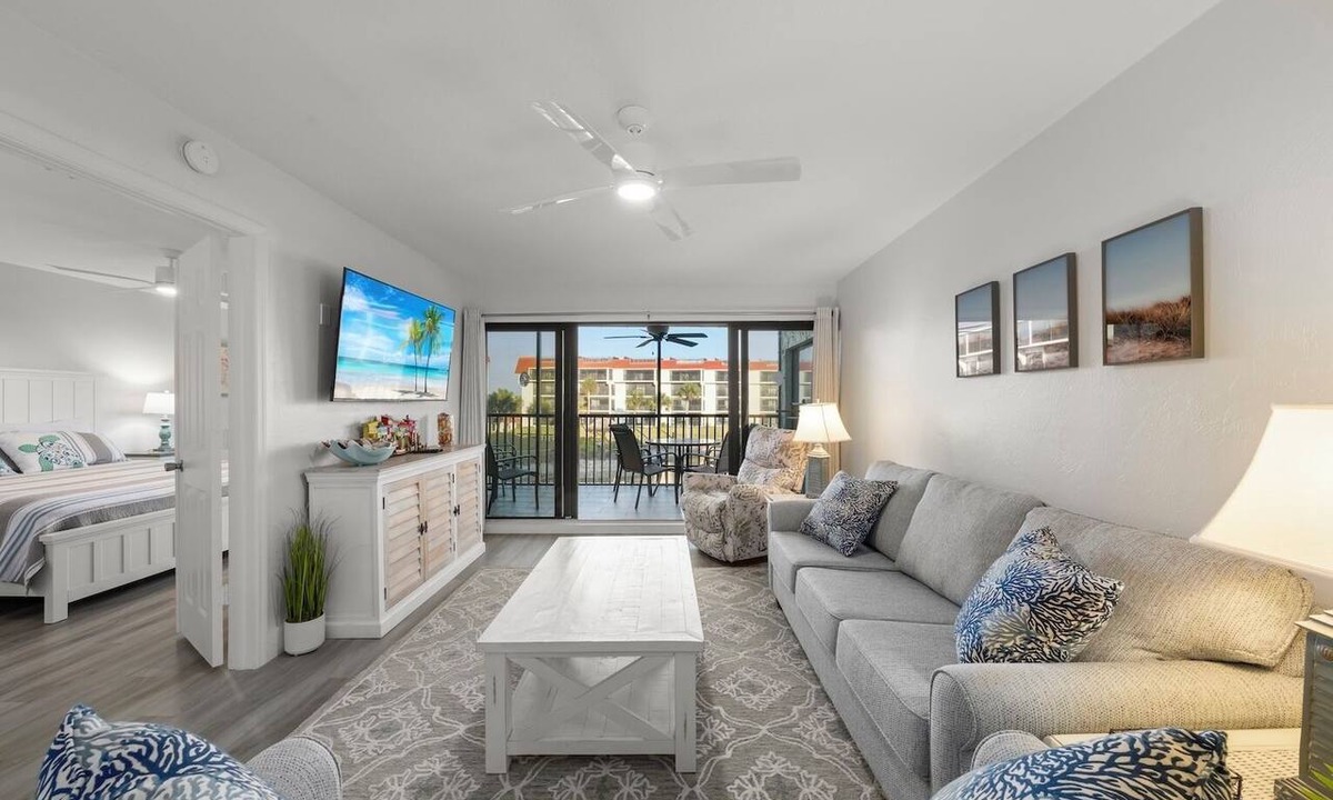 Sanibel Condo | Pointe Santo B23: Bright Beachside Oasis Gulf Views