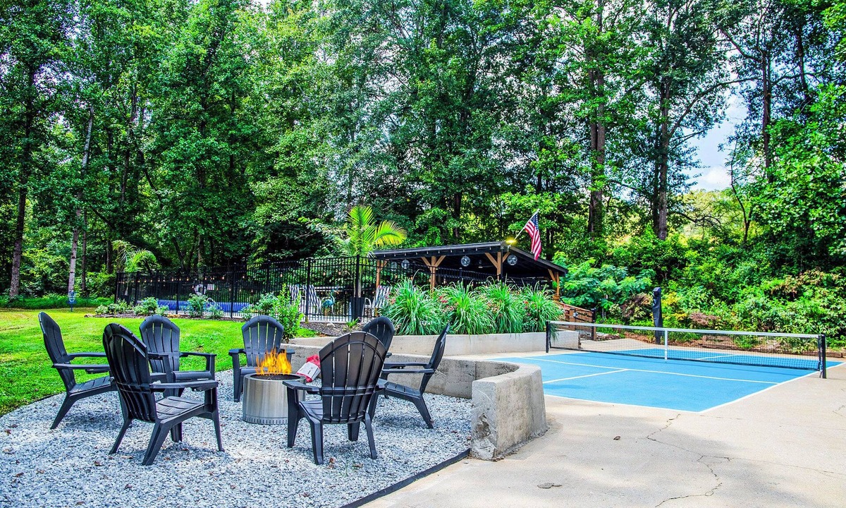 Greer House | Pool, Pickleball, Poker, Ping-Pong! King beds!