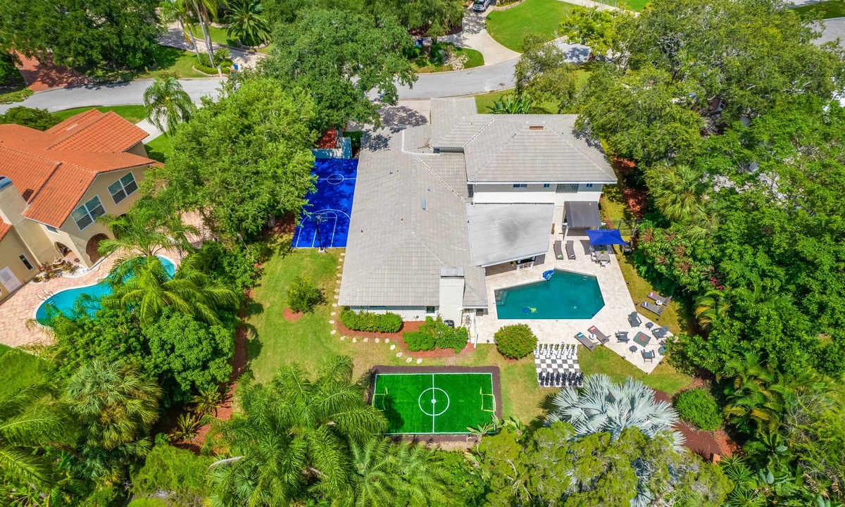 Anona House | Pool * Soccer * Basketball * Game Room * Sleeps 20