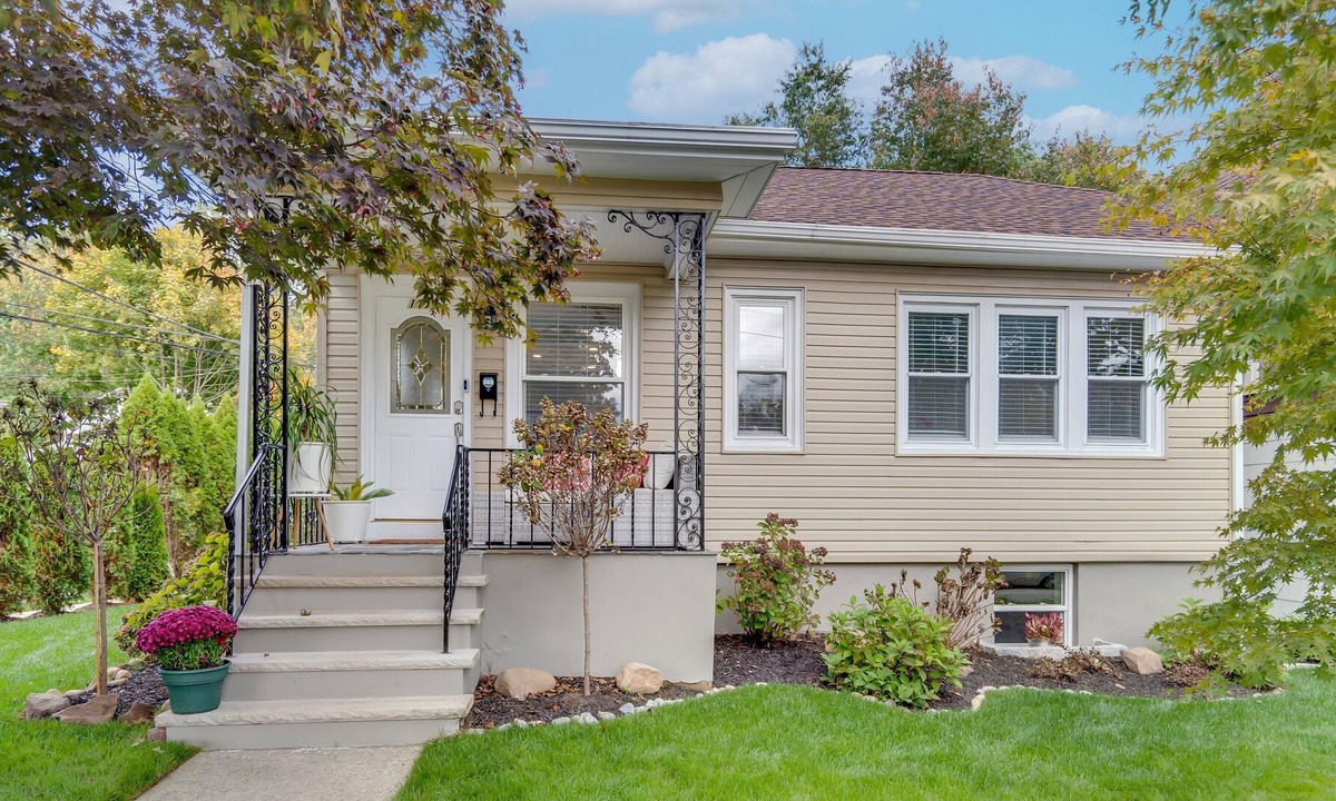 Bergenfield House | Pretty, efficient & well-appointed private home - Spacious deck for entertaining