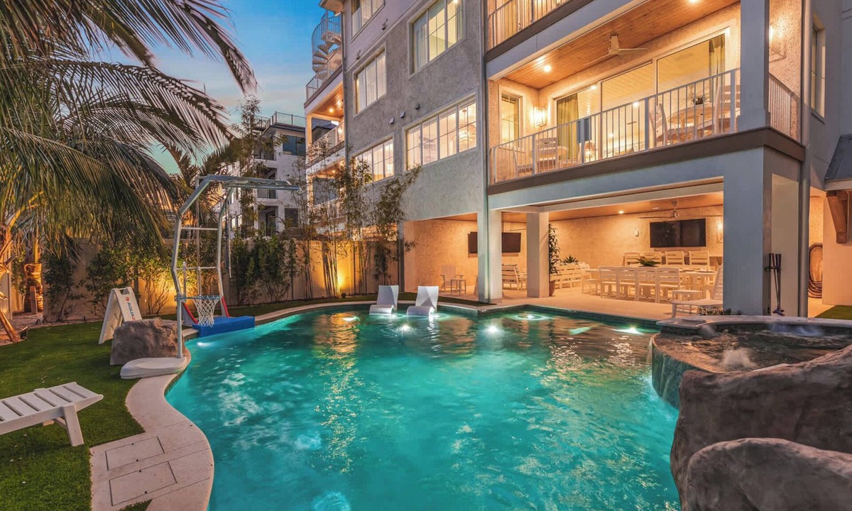 Siesta Key House | Private Beach. ROCK WALL. POOL W/Zip Line & Slide