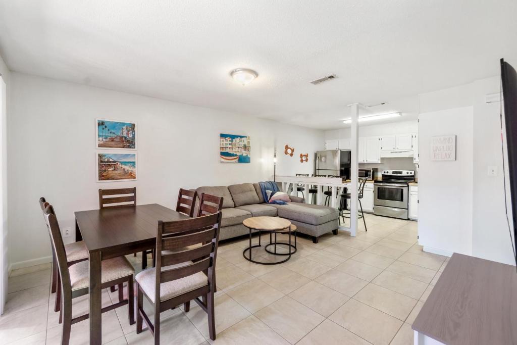 Gulf Breeze Apartment | Private Patio, King Bed, Desk, Fenced Yard Access, Dogs Stay Free, 8 Mi to Pensacola Beach, In-Unit Washer and Dryer