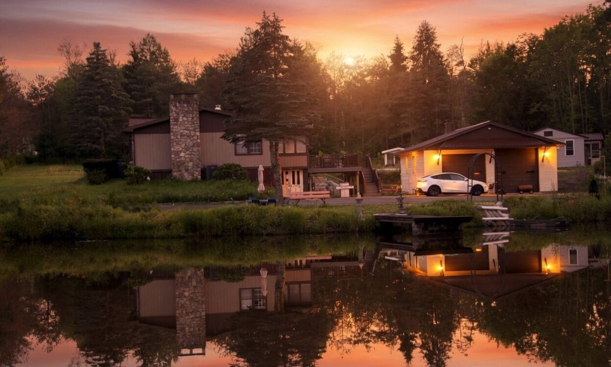 Mt Cobb House | Private Pond Retreat w/Steam Shower & Fishing