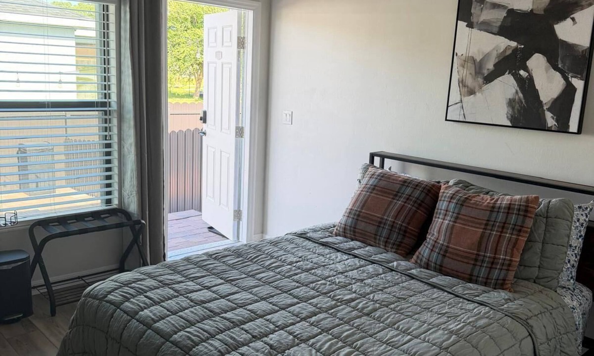 Harris House | Private Serene Studio Getaway with Private Patio .