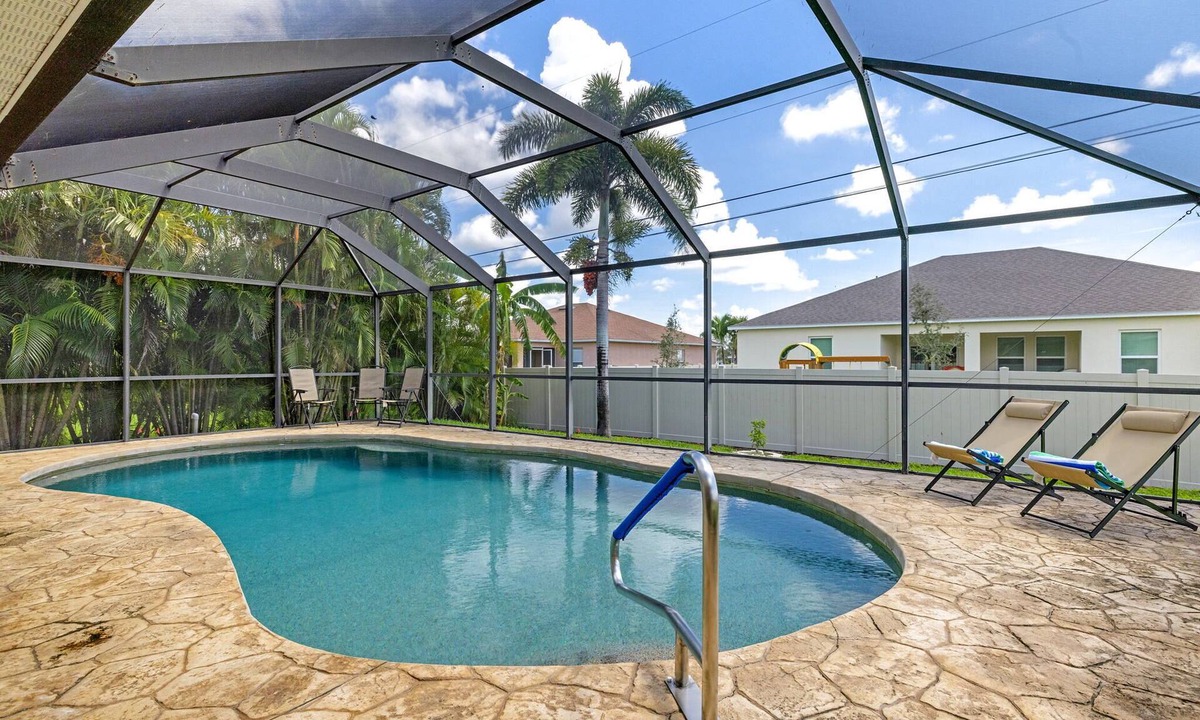 Diplomat House | Private villa w/electric heated pool in quiet neighborhood! Villa Blanca - SWFL Rentals