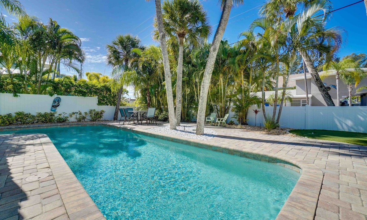 Holmes Beach House | Putting Green - Flip Flops Forever by SeaBreeze Vacation