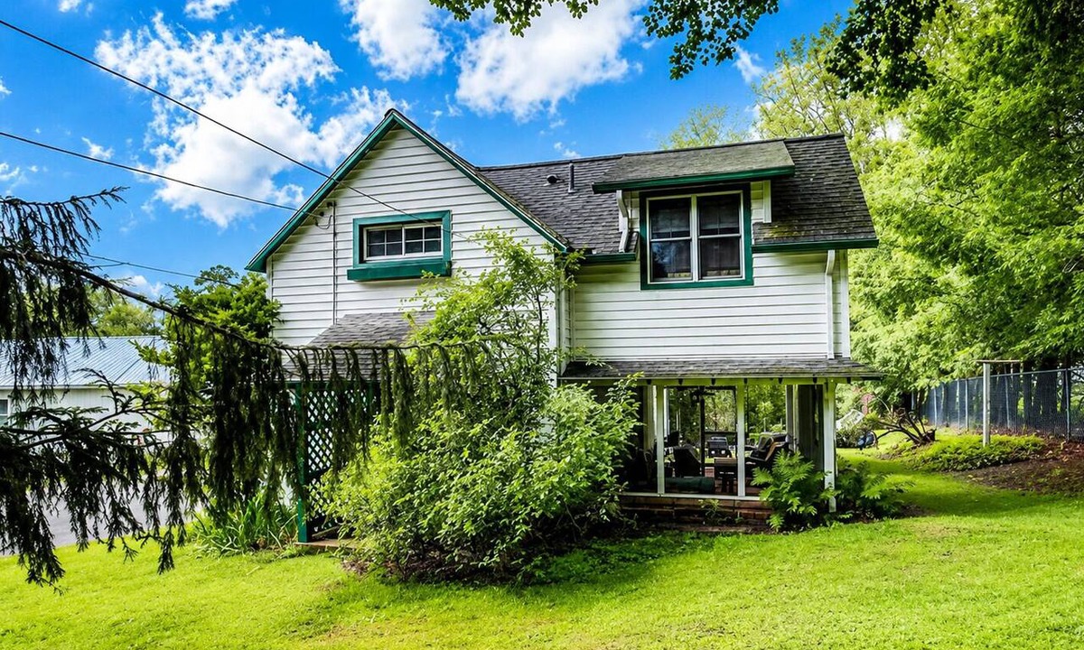 Eagles Mere Cottage | Quaint two bedroom cottage in the heart of Eagles Mere. Sleeps four guests.