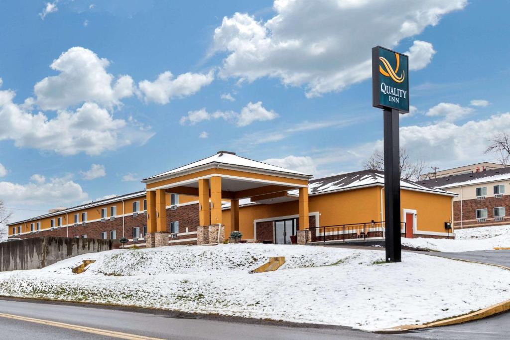 Moon Township Hotel | Quality Inn Coraopolis - Pittsburgh Airport