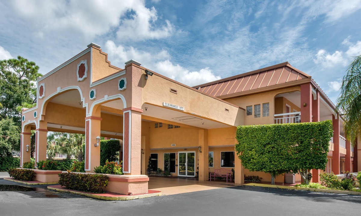 North Trail Hotel | Quality Inn Sarasota North Near Lido Key Beach