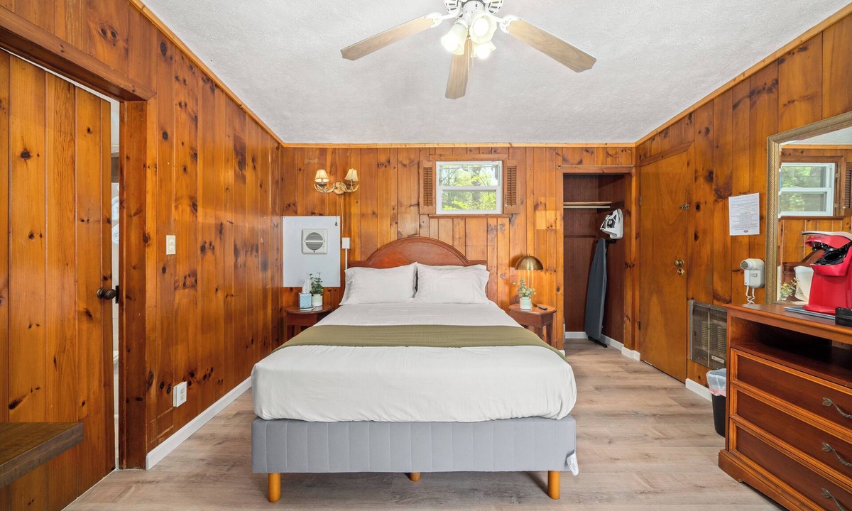 Hendersonville Hotel | Queen Serenity Escape