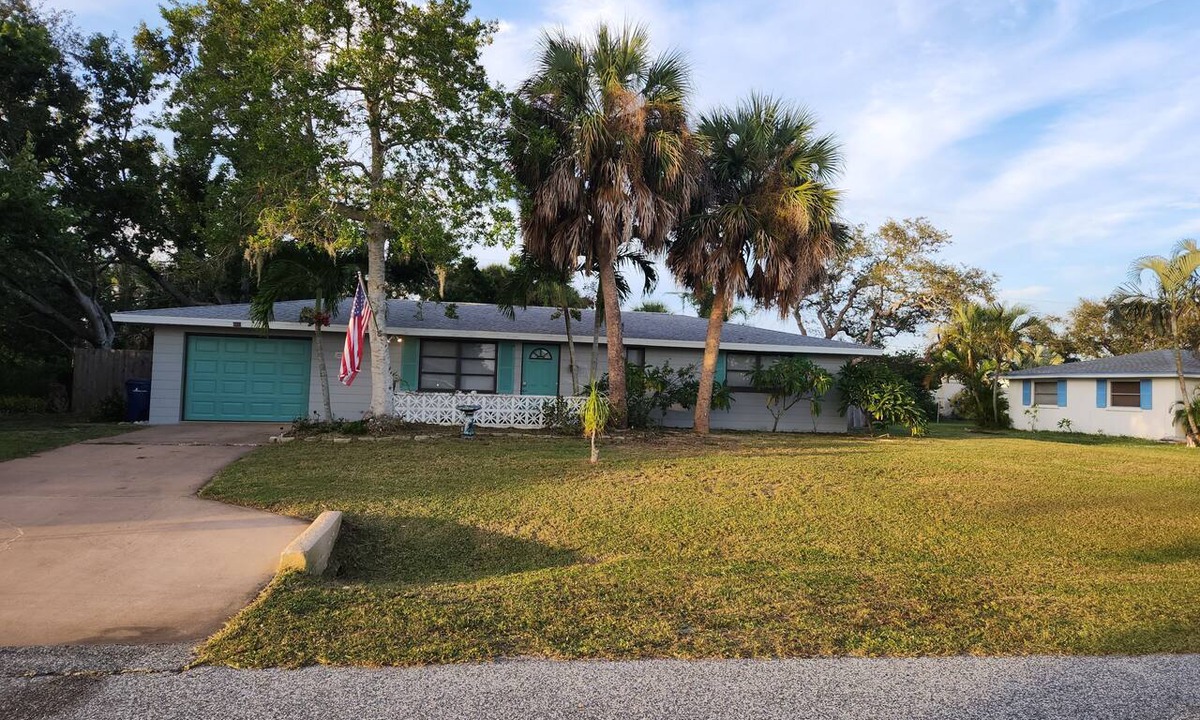 Laurel House | Quiet Cozy Beach House pet friendly few blocks away from the beach!