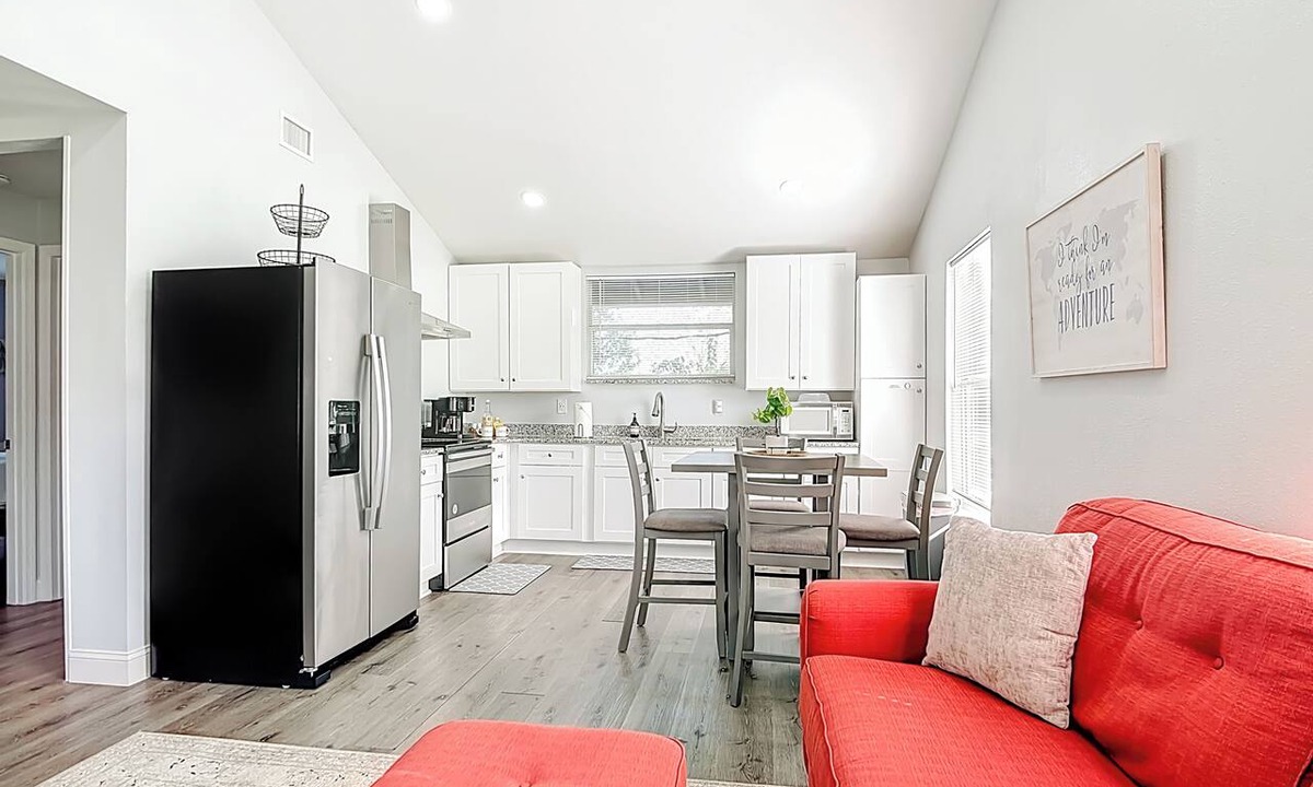 Dixieland Apartment | Quiet Historic Retreat | Walk to Lake Hunter