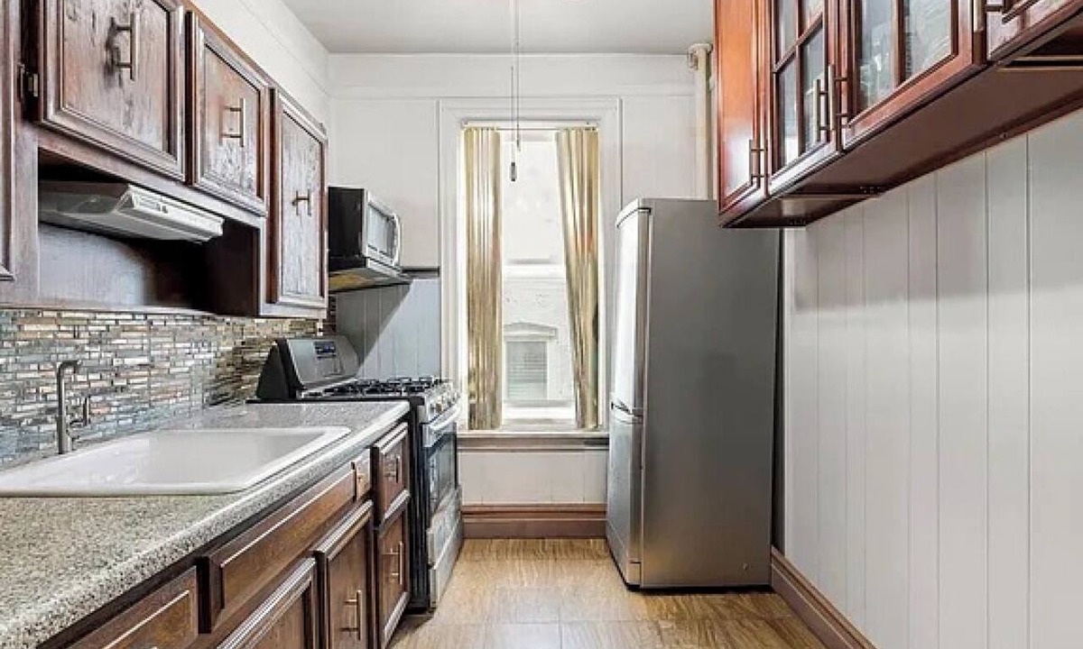 East Flatbush House | Quiet Old Brooklyn Charm Upstairs 2-bedroom/1-bath Unit in E. Flatbush Townhome
