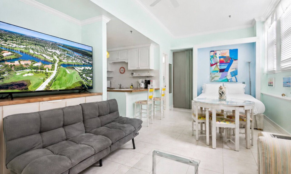 Palm Beach - West Palm Beach Apartment | Rare Garden Studio | Pool Deck Access + Beach
