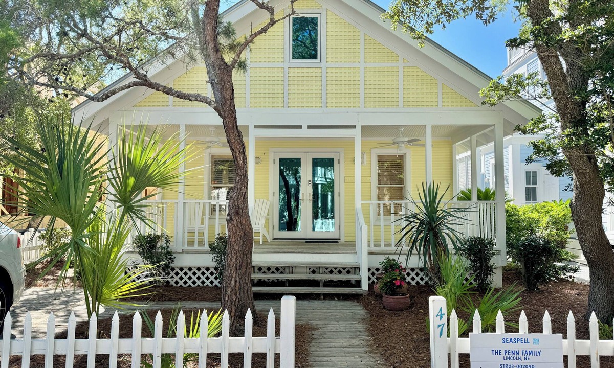 Seaside House | Recently Renovated & Pet Friendly in Seaside, Great Outdoor Spaces! 2 Bikes!