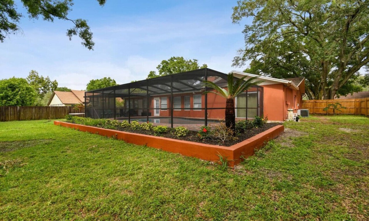Temple Terrace House | Red Royalty Pool, King Bed, Yard