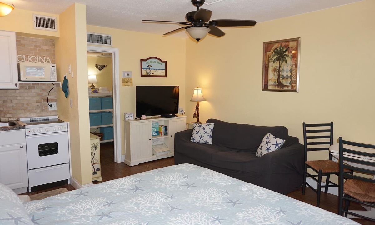 North Redington Beach Condo | Redington Surf Resort 03 Studio