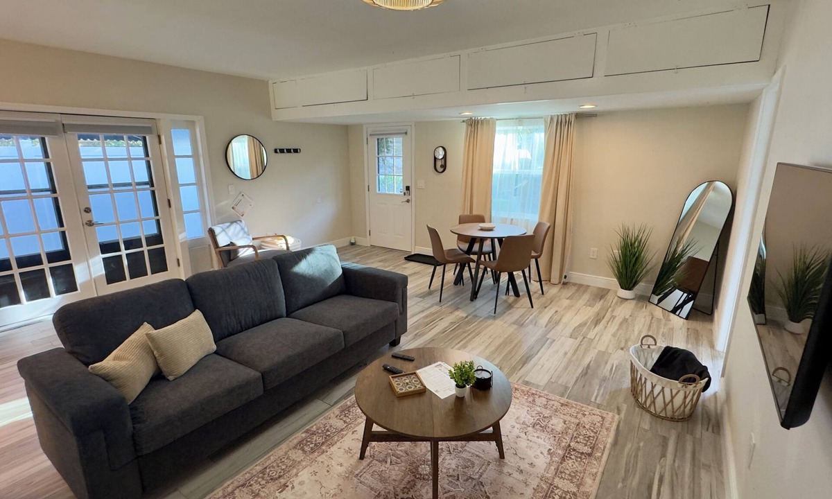 North East Park House | Relax at this peaceful St. Pete retreat near beaches, downtown, and dinning.
