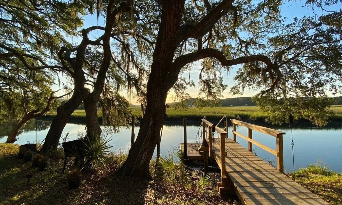 Edisto Island Cottage | Relax in cozy cottage on the creek in Edisto!