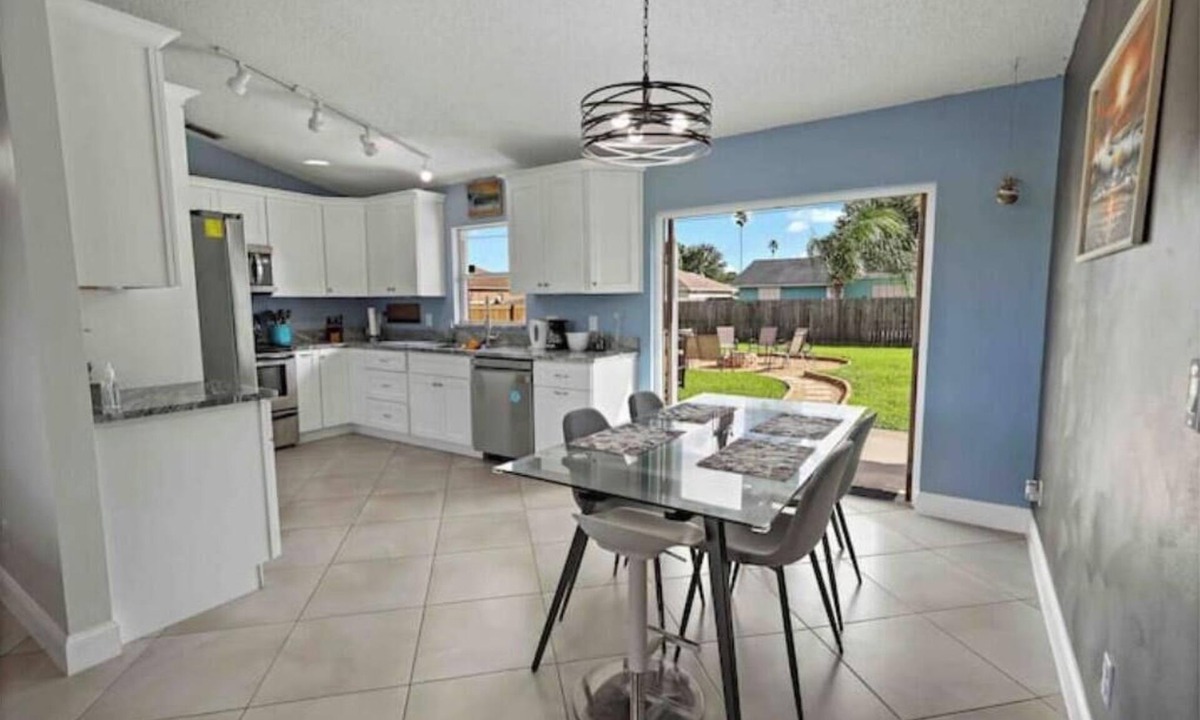 Port Malabar House | Relax & Unwind in This Newly Renovated Modern home away from home.