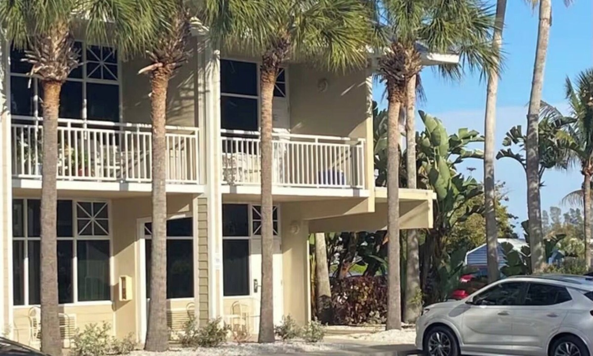 Ruskin Condo | Relaxing First Floor Condo on Tampa Bay! Pool and Beach within walking distance!
