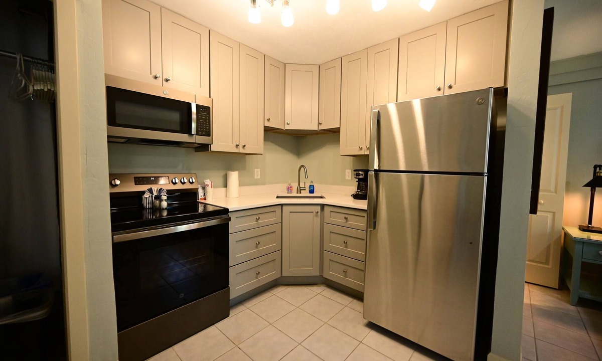 Sanibel Hotel | Relaxing room in 8 unit Inn in beautiful Sanibel with bikes, beach gear & more