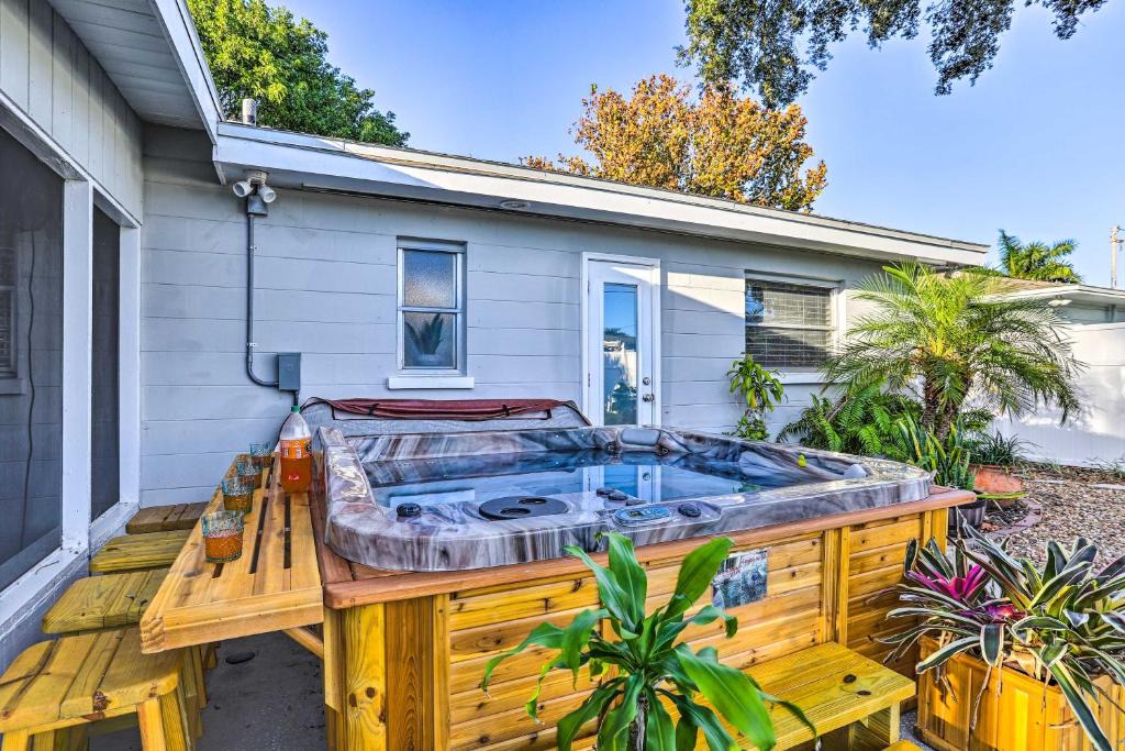 South Pinellas Community Council House | Remodeled St Petersburg Retreat w/Hot Tub!