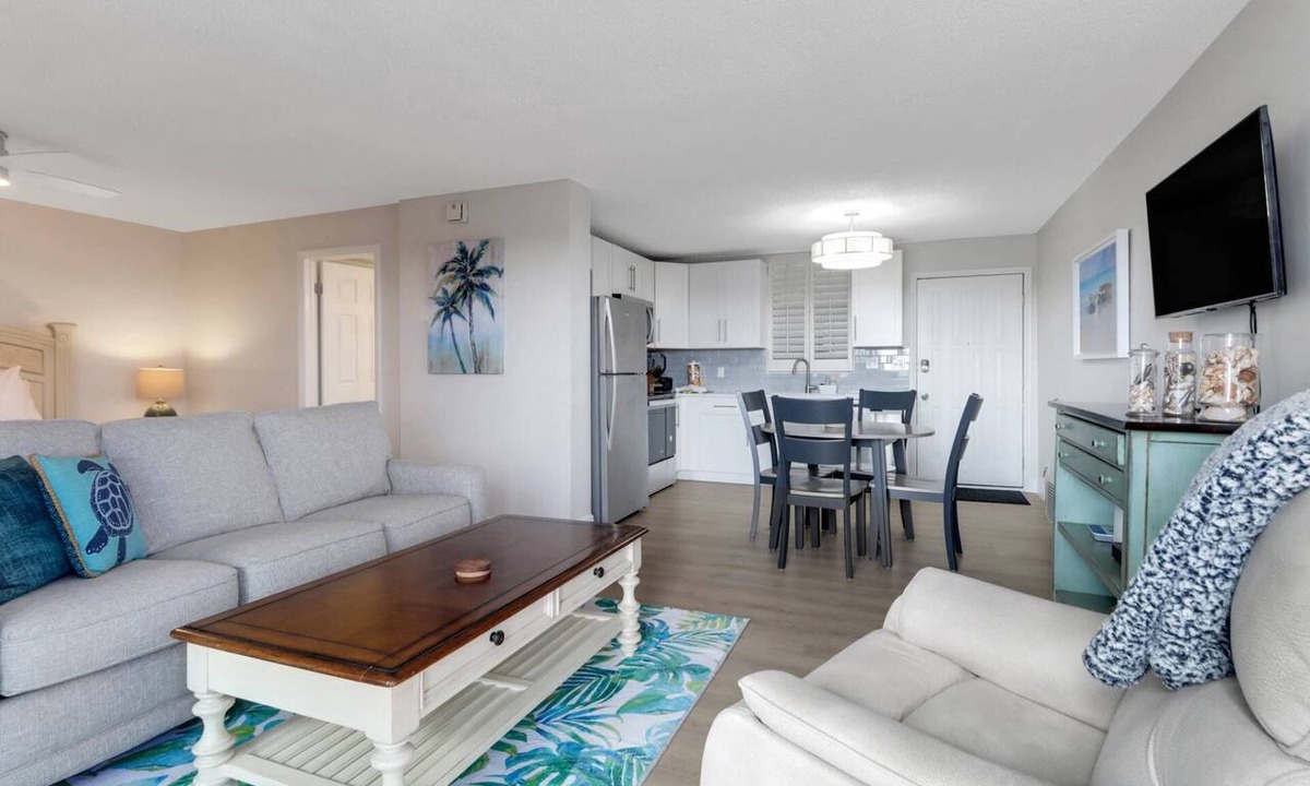 Bonita Springs Condo | REMODELED STUDIO | SLEEPS 4 | HEATED POOLS | FREE WIFI | KEYLESS ENTRY | STEPS TO BONITA BEACH