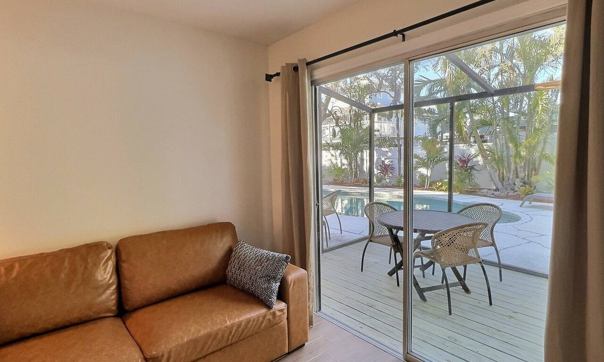 Siesta Key Condo | Renovated Siesta Key Vacation Rental W/Heated Pool Walking Distance to Beach