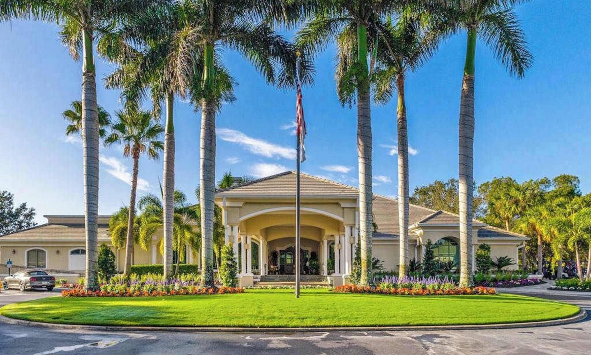 Naples Condo | Resort community home with bikes, screened porch, on-site golf, & AC