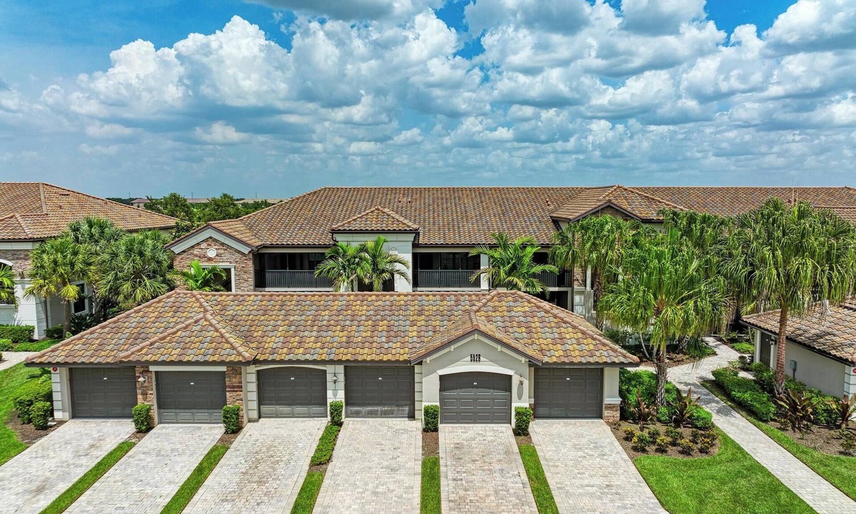 Lakewood Ranch Condo | Resort Style, 2 BR + Den, Ground Floor - Lakewood National GC