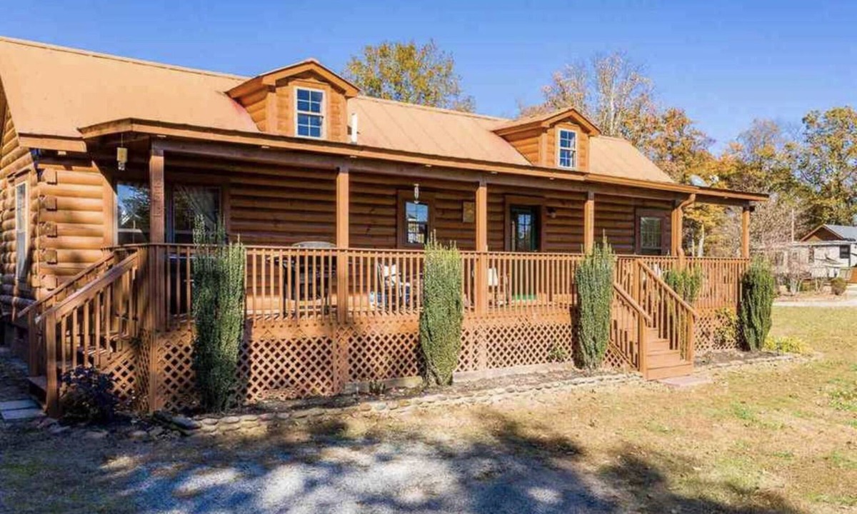Landrum Cabin | Restoration Station: Where Landrum's past Inspires Renewal - 2Bed/2Ba Log Cabin