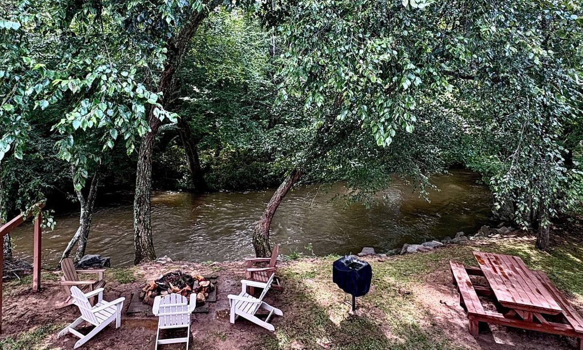 Choestoe Cabin | River Front Log Cabin- Hot Tub-Tubing on the River, Pet Friendly.