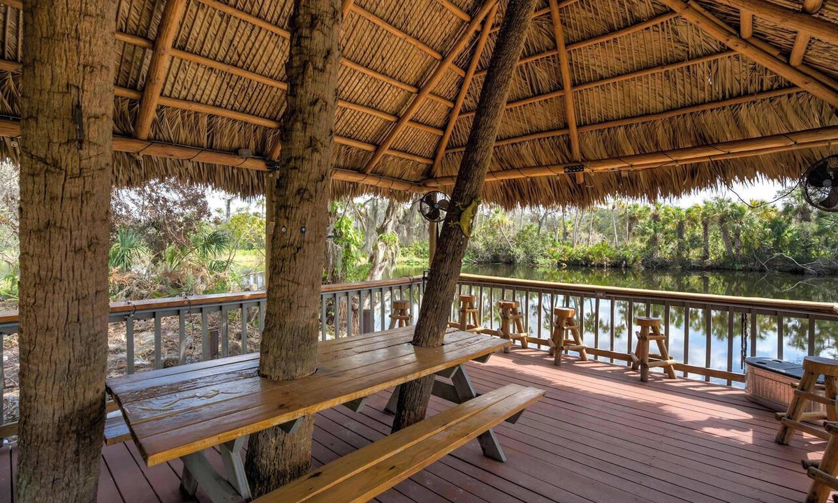 Braden River Apartment | Riverside Luau! Tiki Hut, Fire Pit & Outdoor Fun