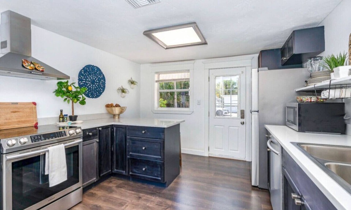 Varnum Park House | Romantic Cottage w/King, Pool, Pickleball, Beaches