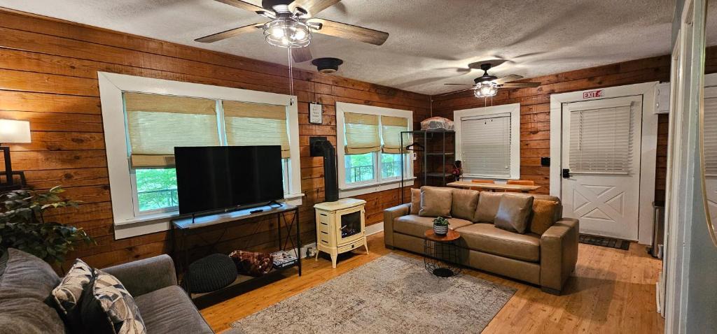 Mars Hill House | Romantic Fall Foliage Couples Cabin, Private Hot Tub, EV Station, Fast 600 Mbps WiFi