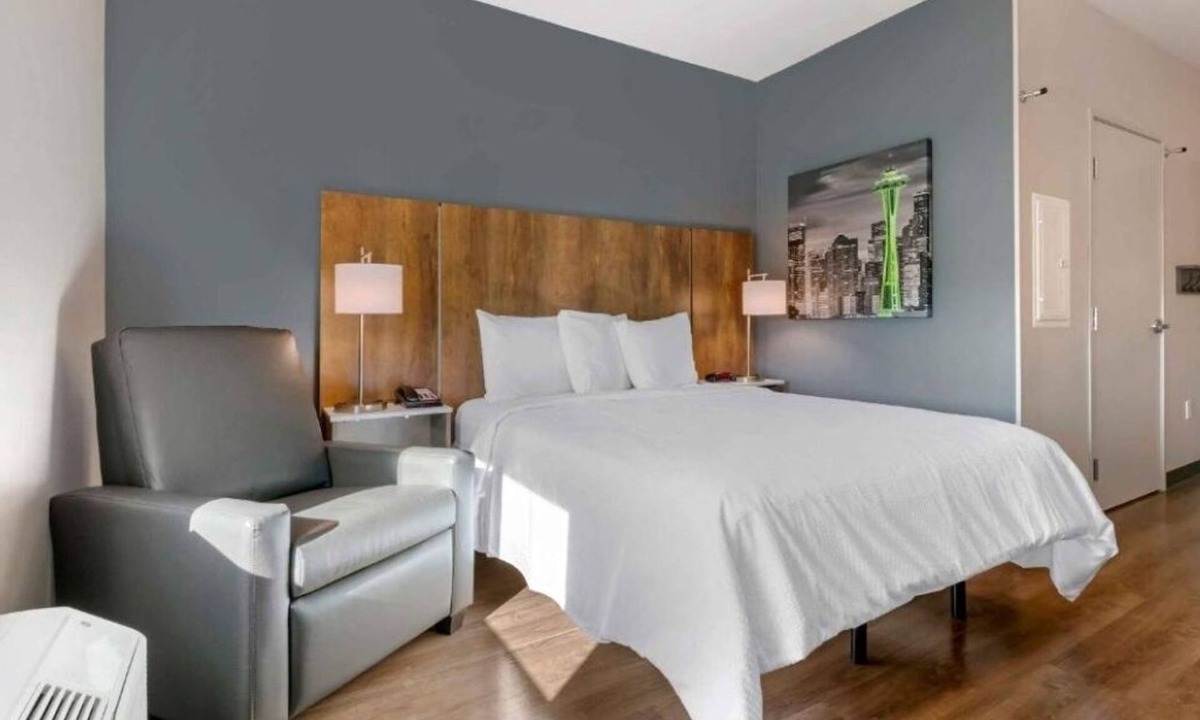 Biggar Hotel | Romantic Retreat | Elegant Suite | Free Breakfast | Outdoor Pool | Kitchen
